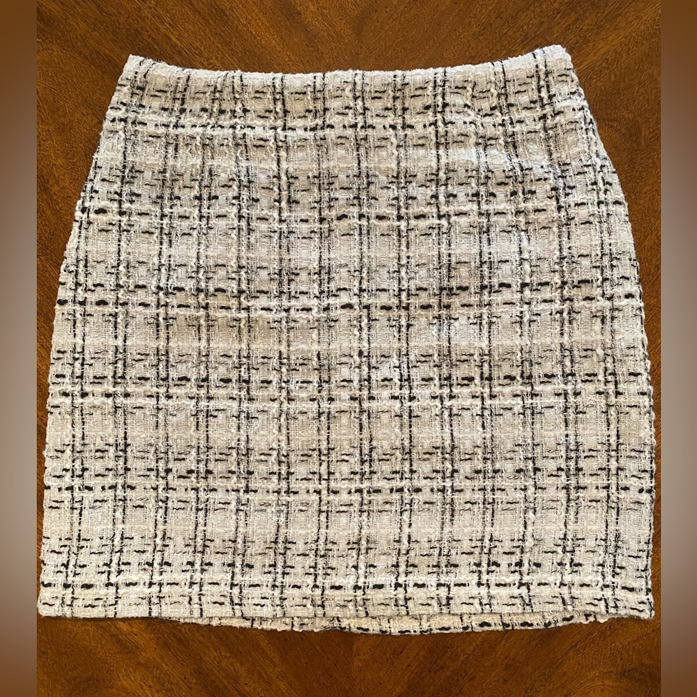 *NEW* Beautiful Black And White Studio Skirt